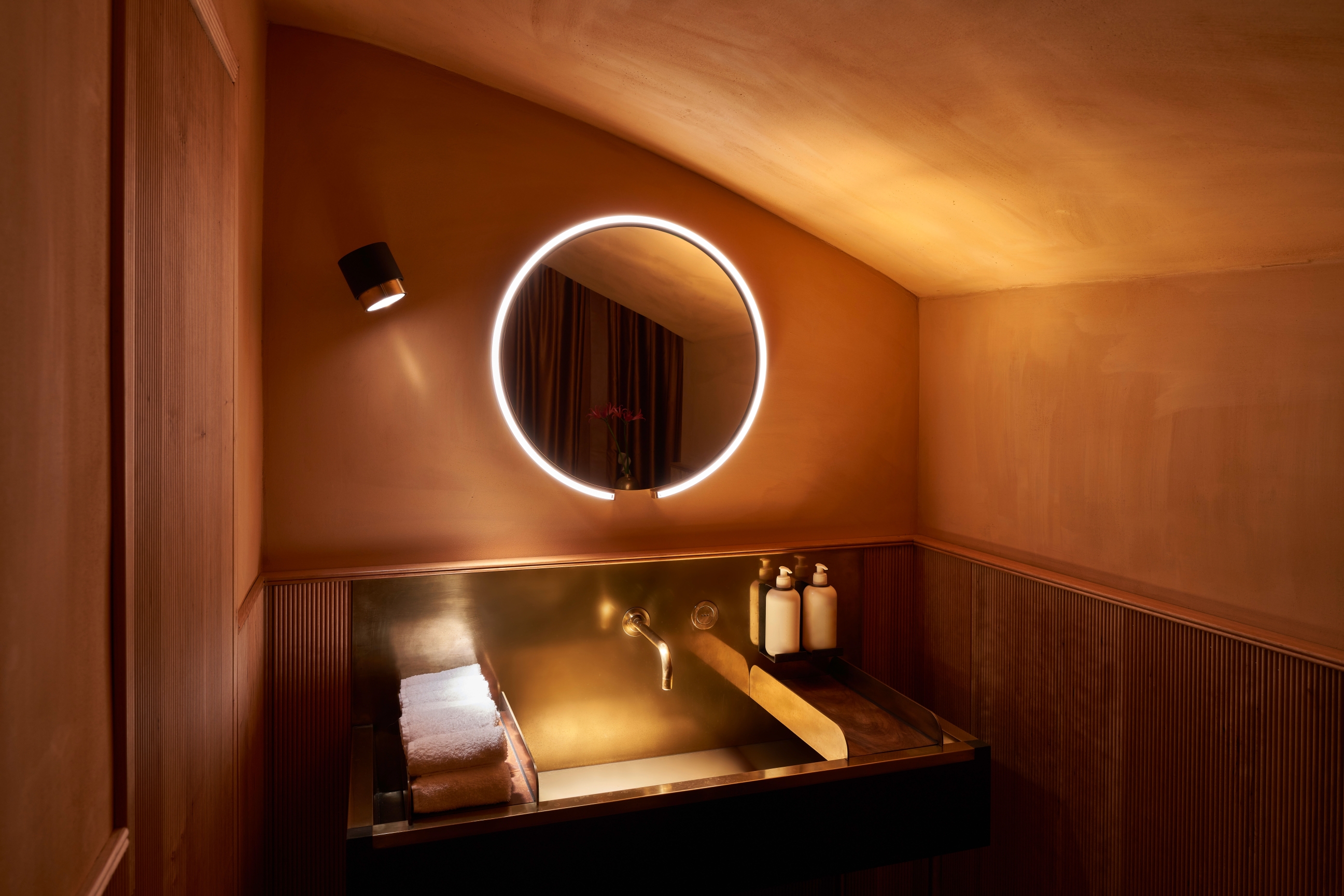 Spiegelleuchte Mito sfera Tohru in der Schreiberei