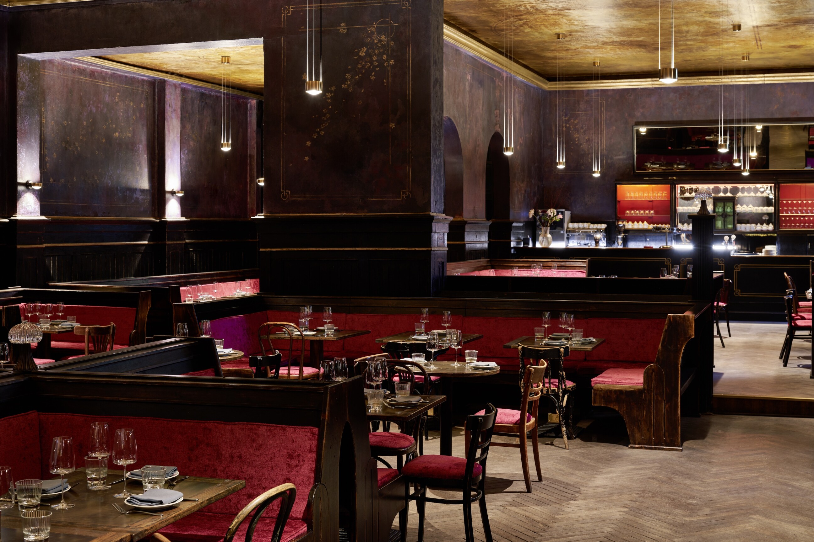 Claerchens Ballhaus innen mit Bar