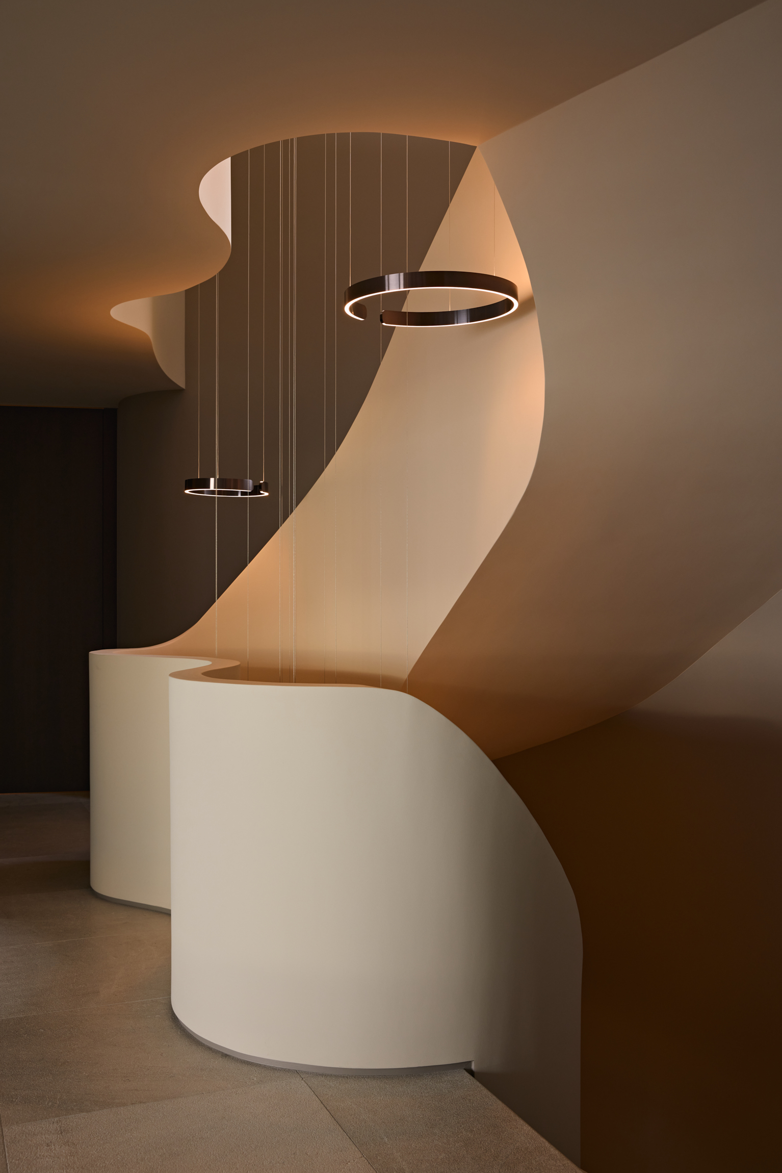 Mito sospesos im Treppenhaus