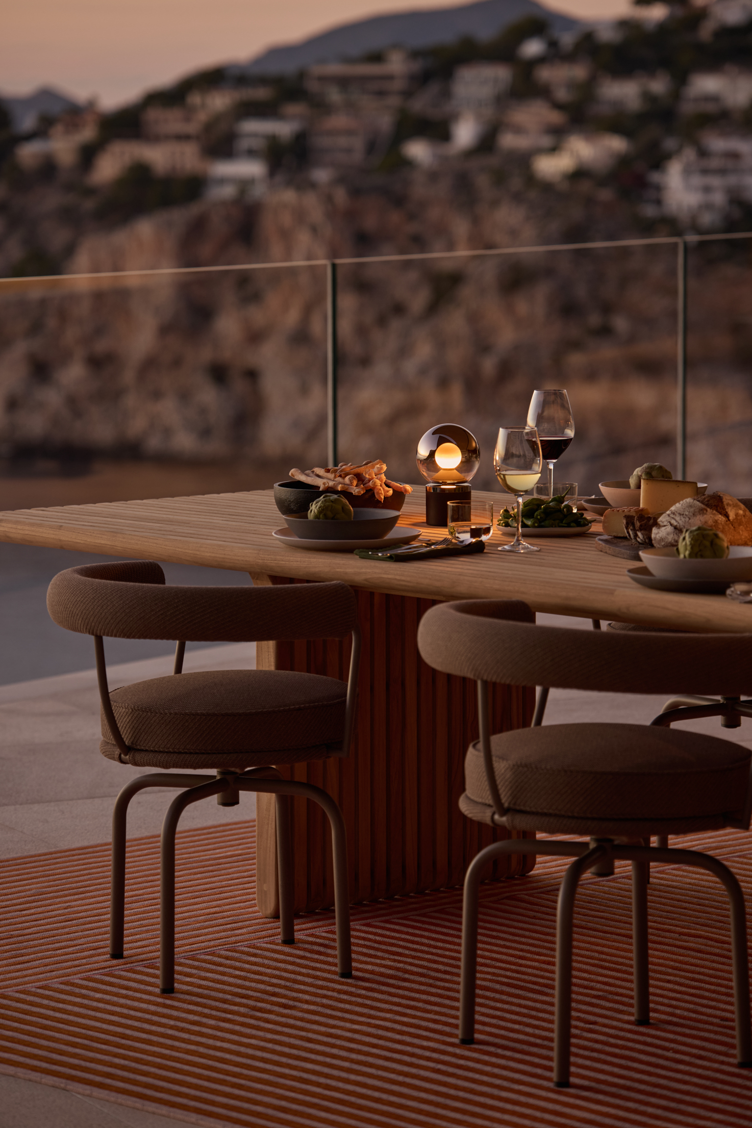 Luna pura auf dem Esstisch der Terasse