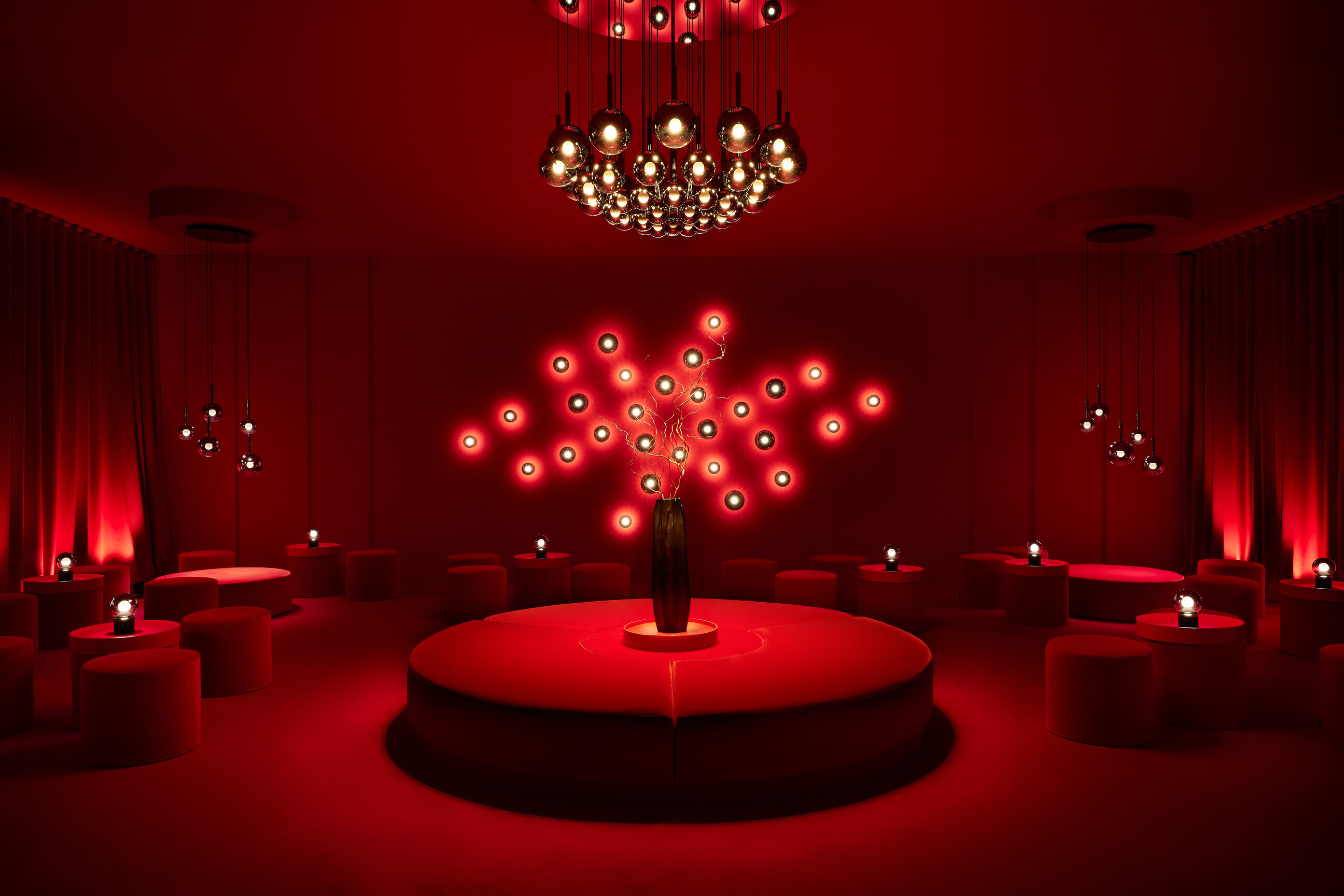 MDW25 Showroom Luna red saloon