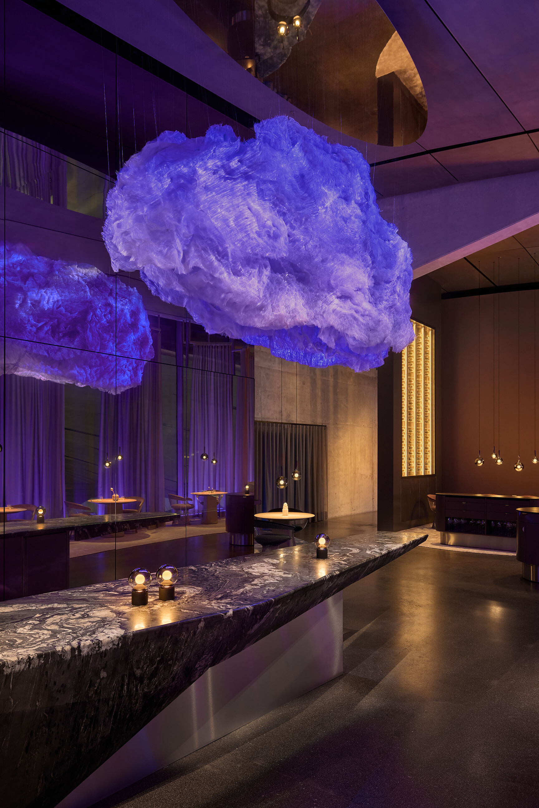 Hauptgastraum im Restaurant The Cloud by Käfer mit schwebender Dining Cloud Installation, Luna sospeso Pendelleuchten von Occhio und Einzelplätzen an bodentiefen Fenstern“