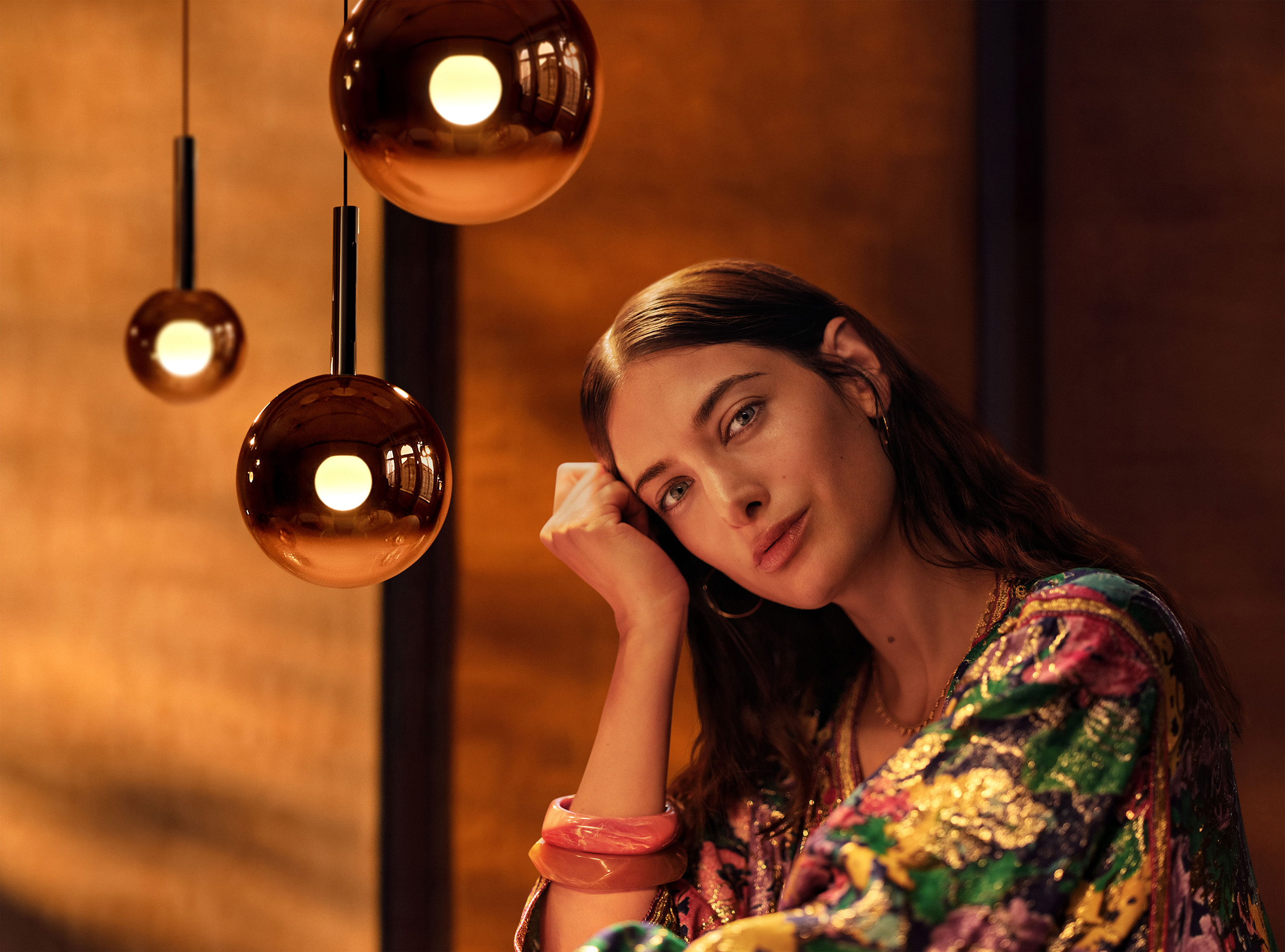 Occhio Luna sospeso pendant luminaire with people