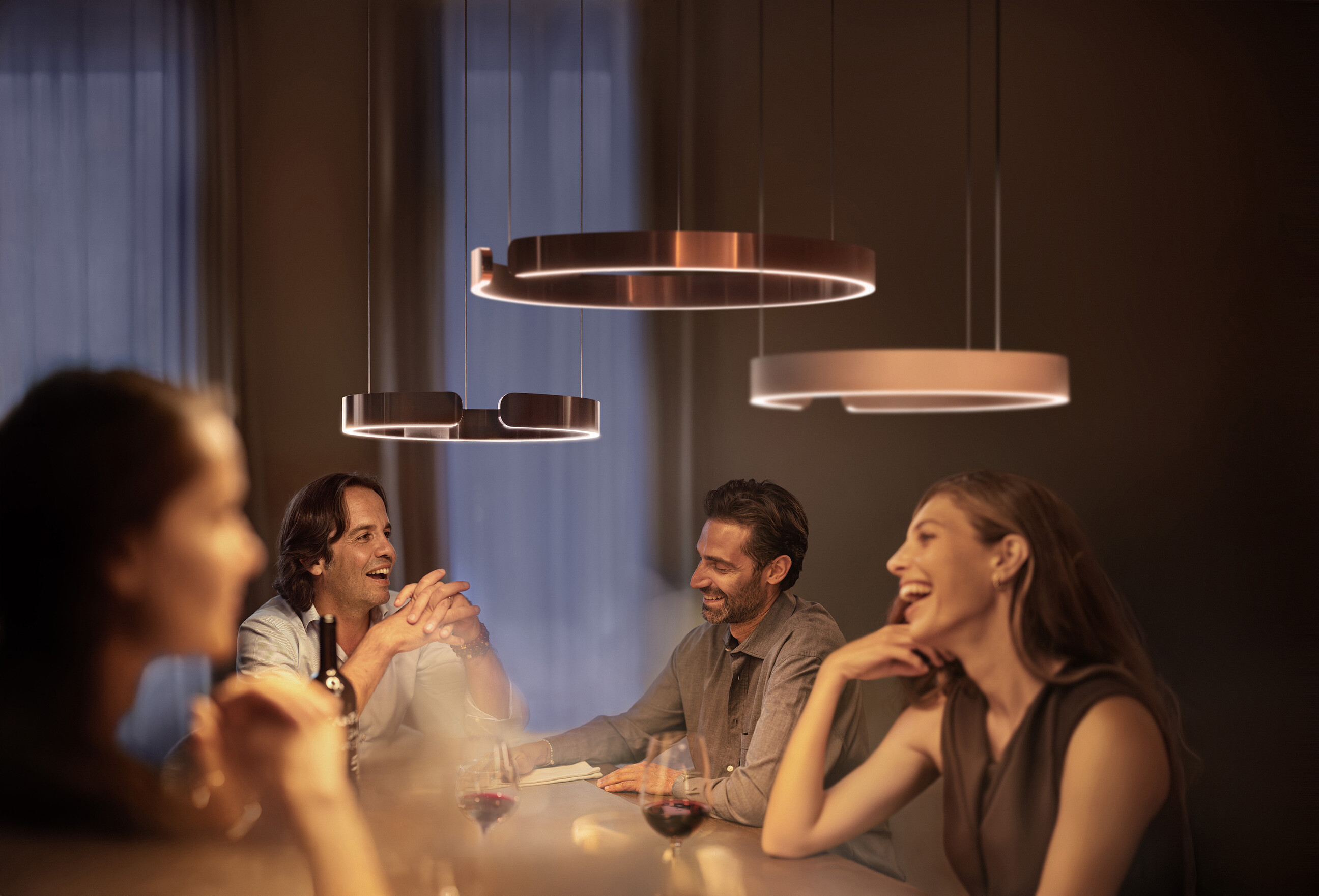 Occhio mito sospeso in dining situation with people