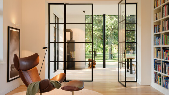 Kaminzimmer mit Leseleuchte Sento lettura