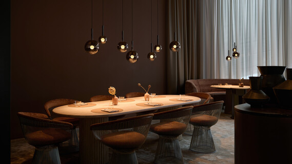 Occhio Luna sospeso cloud über einem Esstisch