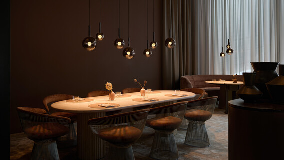 Occhio Luna sospeso cloud über einem Esstisch