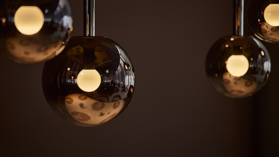 Occhio Luna sospeso Pendelleuchten über einem Esstisch