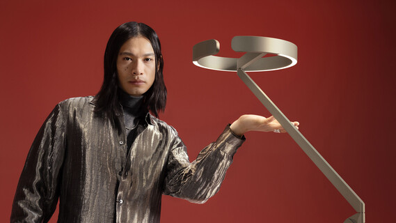 Occhio Gioia equilibrio in colorful red setting with people