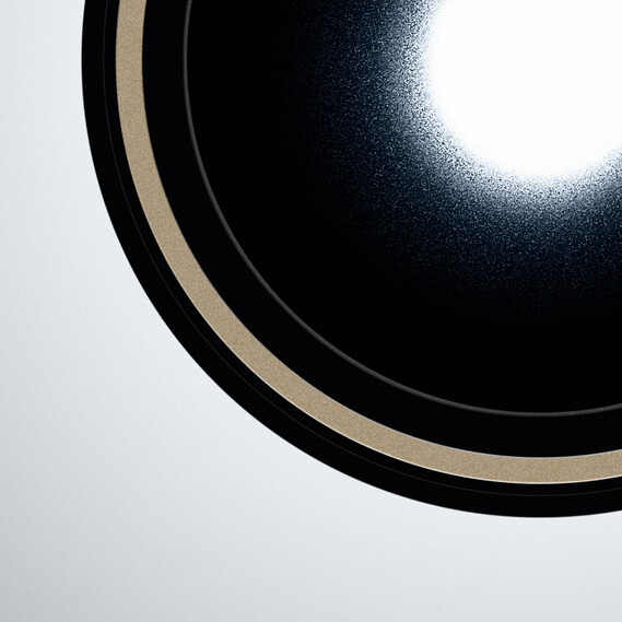 lui piano in schwarz matt mit Objektiv in gold matt 