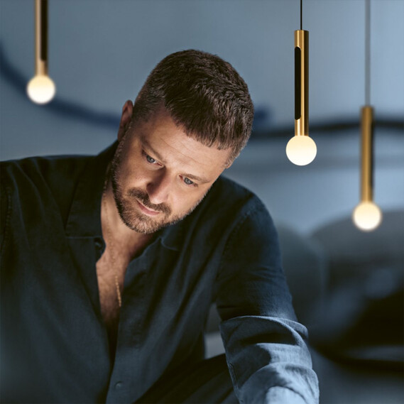 Occhio coro sosepeso Pendelleuchte mit person