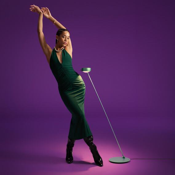 Occhio sento lettura table luminarie on purple backround with people