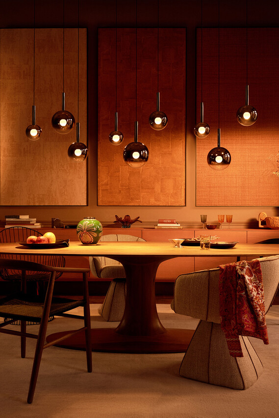 Occhio Luna sospeso pendant luminairs over dining table situation