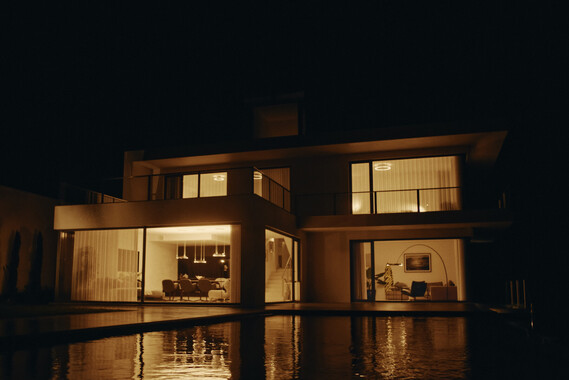 Haus von Sebastian Steudtner am Abend beleuchtet