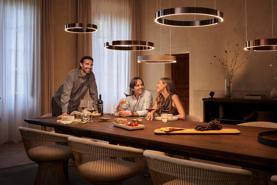 Occhio mito sospeso in dining situation with people