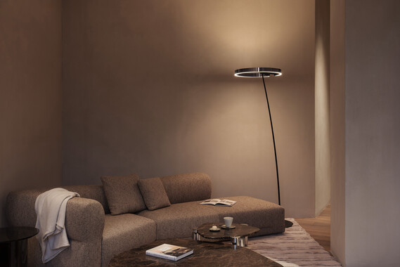 Occhio Mito raggio floor luminaire on in living room situation