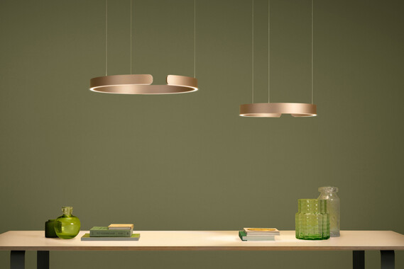 Occhio Mito sospeso pendant luminaire on green backround