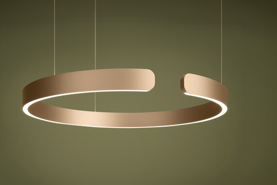 Occhio Mito sospeso pendant luminaire on green backround