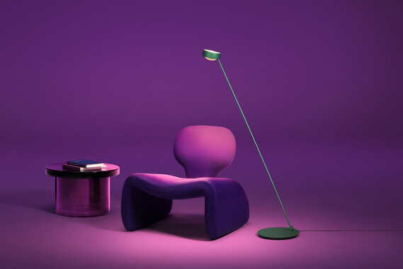 Occhio sento lettura reading luminaire illuminating chair on violet backround
