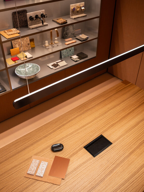 Dornbracht Showroom Mito volo Fokus über Tisch