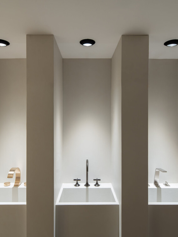 Dornbracht Showroom lui piano edge über Waschbecken