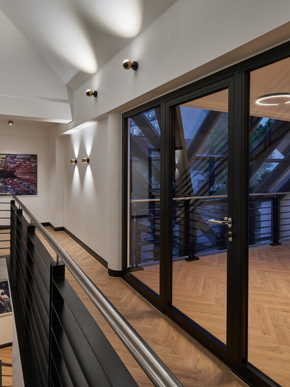 Praxisklinik Ulmenhof Treppenhaus / Wartezimmer io verticale/ pico und Mito soffitto