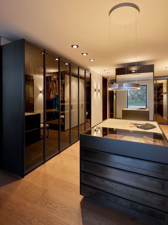 Eine MIto sospeso im Ankleidezimmer, begleitet von fünf Più Strahlern 