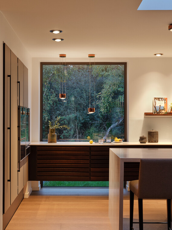 zwei Sento sospeso über der Küchenzeile