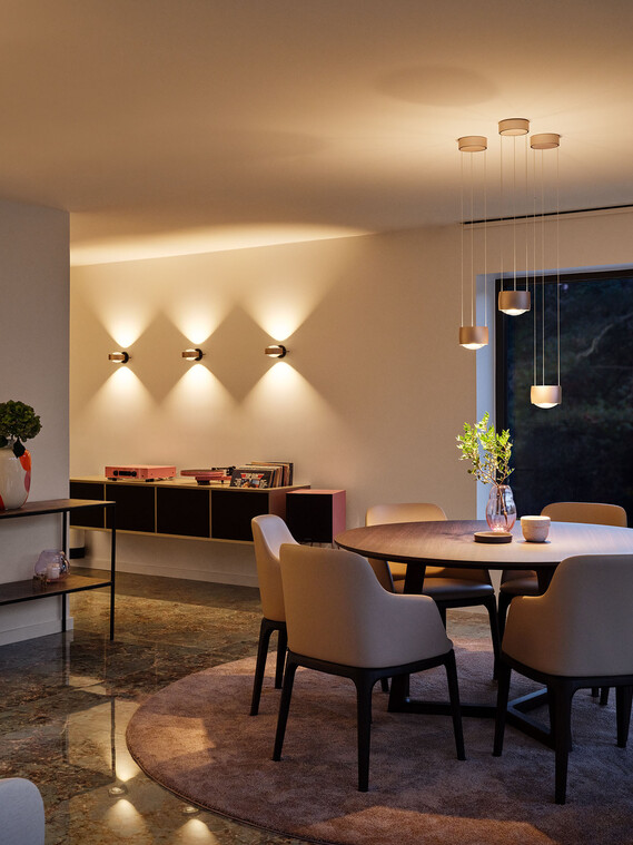 Drei sento sospeso über dem Esstisch und drie sento vertivale im Flur