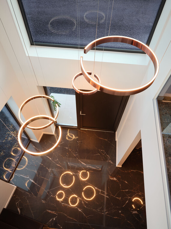 Eine Gruppe aus vier Mito sospesos im Eingangsbereich