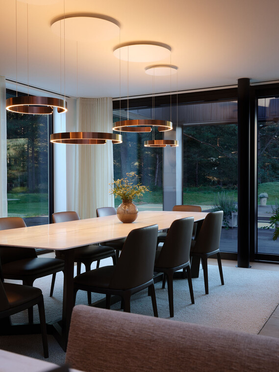 Eine Gruppe aus drie Mito sospesos über dem Esstisch