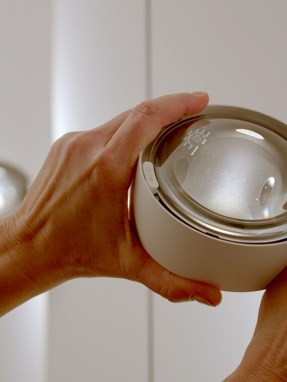 Hand welche eine Leuchte physisch entfernt