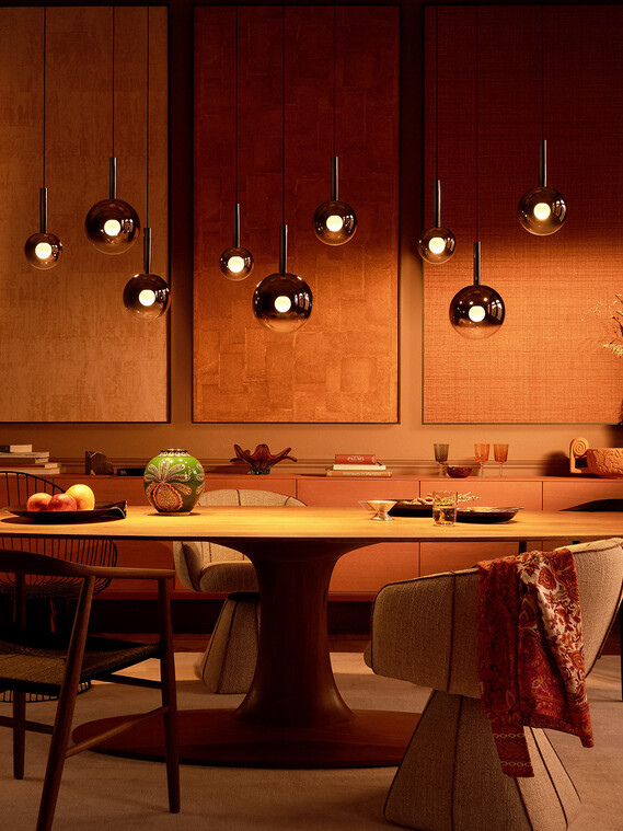 Occhio Luna sospeso Pendelleuchten über einem Esstisch