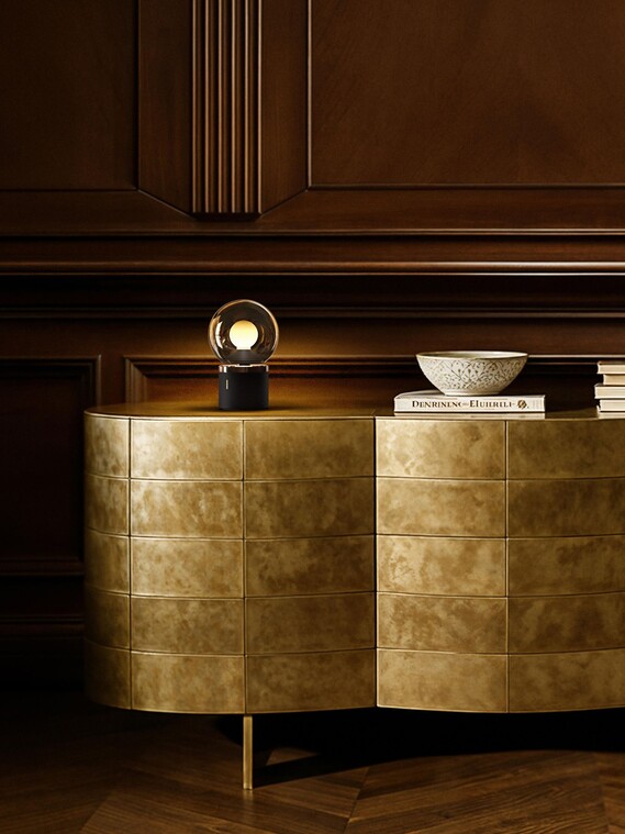 Occhio Luna pura gold auf golendem Sideboard