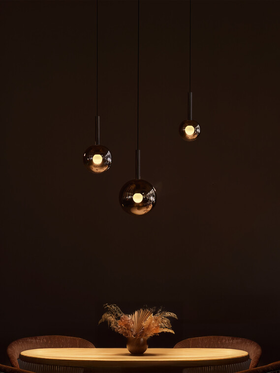 Occhio Luna sospeso Pendelleuchten über einem Esstisch