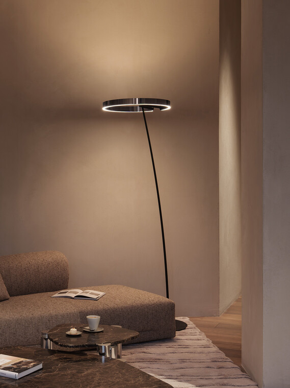 Occhio Mito raggio floor luminaire on in living room situation