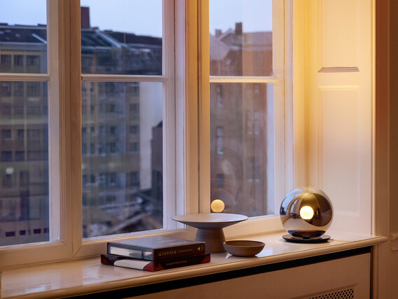 Occhio Luna basso LED Bodenleuchte auf Fensterbank