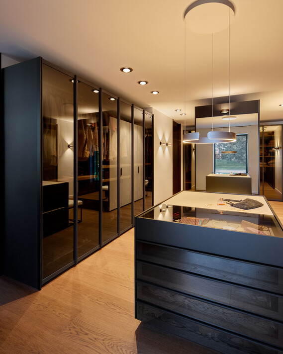 Eine MIto sospeso im Ankleidezimmer, begleitet von fünf Più Strahlern 