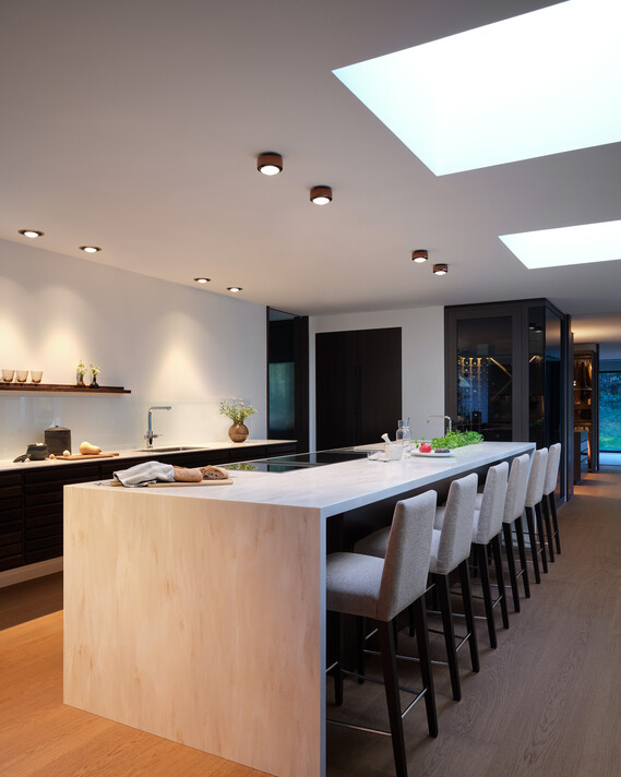 Più Strahler über der Küchentheke