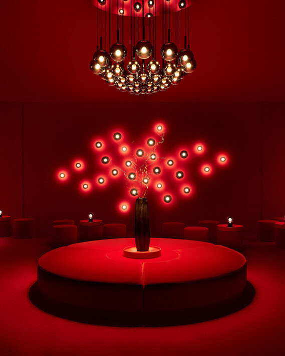 MDW25 Showroom Luna red saloon