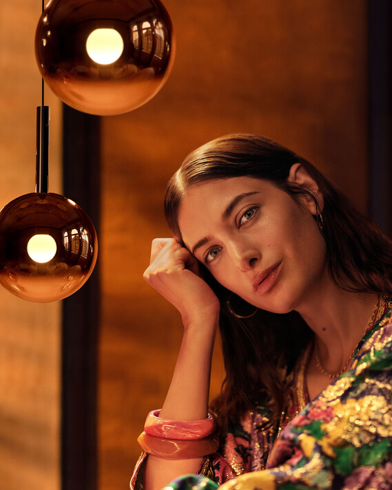 Occhio Luna sospeso pendant luminaire with people