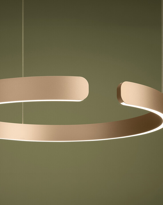 Occhio Mito sospeso pendant luminaire on green backround