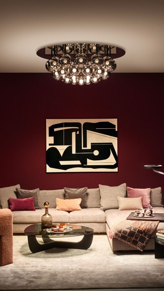 Roter Raum graues Sofa rosa Sessel runde Leuchte an der Decke 