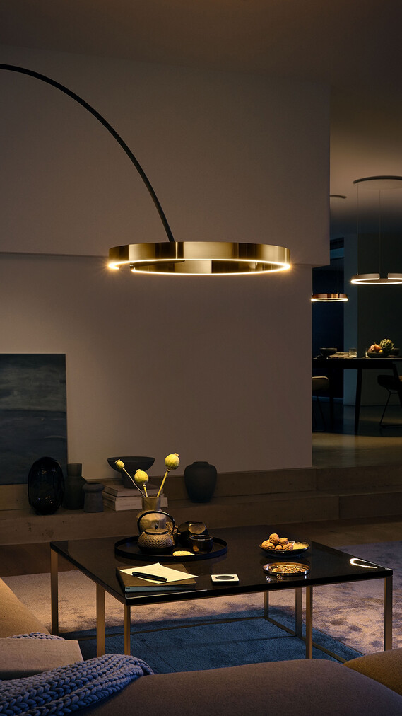 Stehleuchte Mito largo bronze in Wohnzimmer-Situation