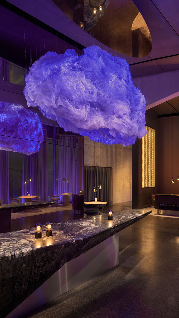 Hauptgastraum im Restaurant The Cloud by Käfer mit schwebender Dining Cloud Installation, Luna sospeso Pendelleuchten von Occhio und Einzelplätzen an bodentiefen Fenstern“